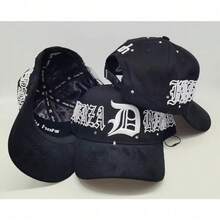 Gorra DANDY x Fuerza Regida: Estilo Gótico Urbano con Logo D Tridimensional, Letras de la Banda y Piedras Brillantes para Fans de la Música Urbana - Negro - Ver 2