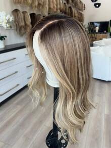 13x4 中分渐变棕色和金色合成蕾丝前假发，柔软长波浪发型，自然预修剪发际线和婴儿发。 - 彩色 - 查看 8