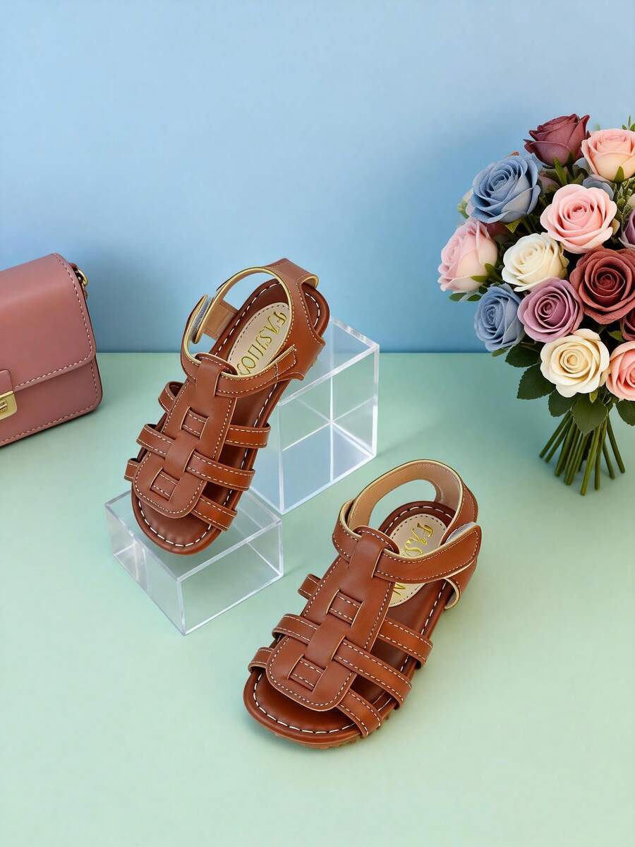 1 par de sandalias romanas planas casuales con tira ajustable en el tobillo, suela antideslizante de cuero artificial tejido y puntera abierta, suaves y apropiadas para la escuela y el fin de semana, para niños - Marrón - Ver 1