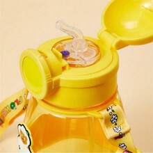Bình nước nhựa MINISO họa tiết Minions hoa lá, có quai đeo và nắp bật, hình hoạt hình dễ thương, dung tích lớn, thích hợp cho hoạt động ngoài trời, thể thao, quà tặng Giáng sinh và sinh nhật, 800ml/27.05oz. - Màu vàng - Xem 10