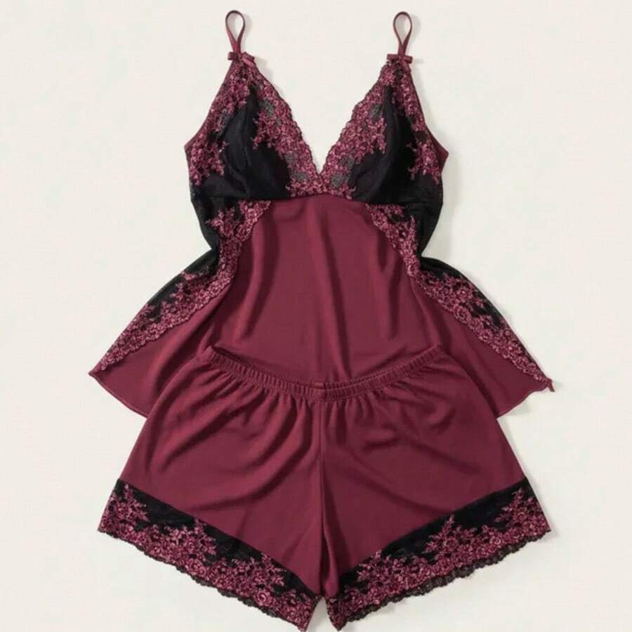 Conjunto feminino de camisola curta com alças finas em camurça sintética de alta elasticidade, com detalhes em renda contrastante e barra com babados. - Vinho - Visão 1