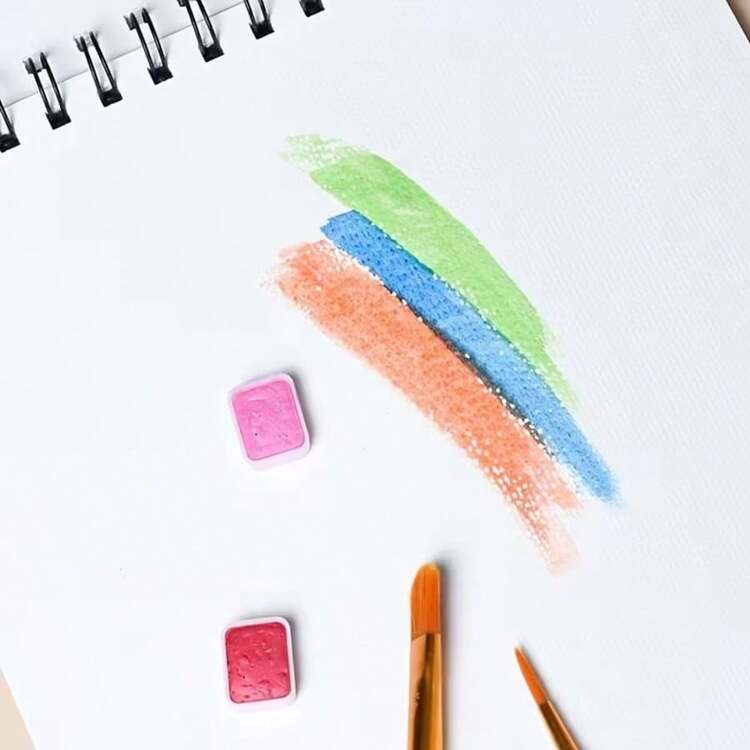 A5尺寸100克无酸无碱螺旋装订水彩素描本，封面采用粉紫色玫瑰花图案设计，适用于水彩、水粉、墨水、铅笔等绘画材料，是艺术家、学生、艺术爱好者的理想之选，也是理想的返校艺术用品礼物。 - A5 - 查看 6