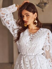 Simplee 女士夏季新款时尚精致白色镂空蕾丝迷你连衣裙，长袖V领荷叶边下摆，配有腰带凸显腰线，波西米亚风格，适合度假、毕业典礼、音乐节等场合。 - 白色 - 查看 3