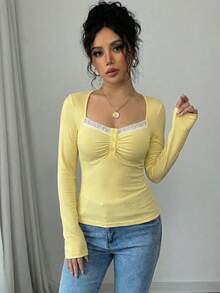 ملابس علوية بياقة من الدانتيل مع تفاصيل أزرار، أكمام طويلة، ياقة مربعة على الطراز القديم، قصير وضيق، من قماش محبوك مرن، لون أصفر فاتح هادئ، بطابع فرنسي نقي وحلو، مثالي للمواعيد والخروج وتناول الشاي بعد الظهر. مناسب للربيع والخريف، رحلات الربيع والتجمعات مع الأصدقاء، قطعة فريدة وجذابة. - أوزة صفراء - مشاهدة 11