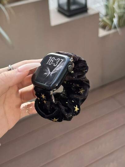 1条女士黑色天鹅绒弹力星空表带，适用于38mm/40mm/41mm/42mm/44mm/45mm/46mm/49mm表带，兼容Ultra/SE/S11/S10/S9/8/7/6/5/4/3/2/1等型号，适合春、夏、秋、冬四季佩戴，也适合办公、运动、派对、约会等场合。是感恩节、生日等节日送给妻子、妈妈、爱人的绝佳礼物。佩戴方便，时尚美观，价格实惠。