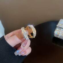 Pair Of Fashionable Hoop Earrings With High-End Feel, Versatile And Unique Earrings, Gold Full Diamond Wide Version Ear Clips, Light Luxury Sparkling Diamond High-End Earrings, Suitable For Daily Life, Banquets/Parties, Weddings, Travel, Vacations, Music Festivals, Beaches, Celebrating Festivals And Other Occasions, Perfect Valentine's Day Gift, Gift Earrings - 金黃色 - 查看 1