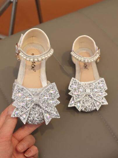 1双复古女童凉鞋，镂空蝴蝶结和水钻装饰，甜美风格，夏季新款防滑橡胶鞋底，露趾透气时尚，适合派对、度假等场合，透气露趾沙滩凉鞋，柔软防滑鞋底