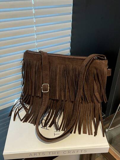 1个新款麂皮哑光女士包，时尚流苏单肩包，复古大容量哑光方形包，通勤休闲百搭斜挎包，撞色拉链封口，适合日常使用、外出、约会、购物、工作等场合。