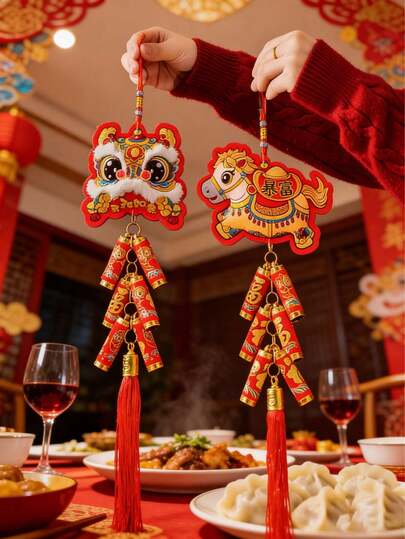 2026马年挂饰，新年吊坠家居装饰，节日派对挂件，门把手装饰，客厅氛围装饰风铃，农历新年刺绣狮子祝福袋挂件，新年装饰，新年祝福，新年用品，适合室内外使用，增添节日气氛。适用于中国新年装饰、家居装饰、墙面、窗户、门和房屋装饰。