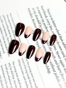 10片短椭圆形假指甲，裸粉色底色搭配深酒红色法式渐变设计，经典复古风格，100%纯手工制作，按压式亚克力指甲，可重复使用。套装包含1片果冻胶、1根胶棒和1把指甲锉，适合女性日常或派对佩戴。 - 彩色 - 查看 10