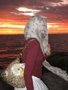 1条女士围巾，波西米亚紫色山茶花图案，水彩、大理石纹、波纹、扎染印花，适合日常佩戴 - 白紫色 - 查看 3