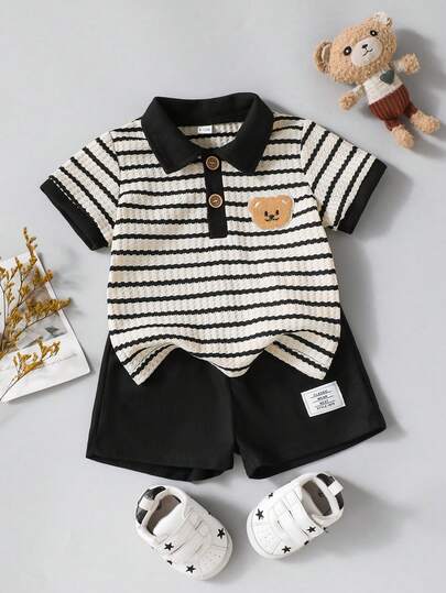 Conjunto de 2 peças para bebê menino, casual, em malha jacquard listrada com aplique de urso, composto por camisa polo de manga curta e shorts. Ideal para atividades ao ar livre no verão.