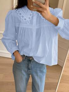 这款女士白色纽扣衬衫，适合办公室、下午茶、休闲外出、返校、乡村音乐会等场合穿着，优雅休闲又不失时尚感。这款白色翻领衬衫采用荷叶边领设计，袖长适中，面料无弹力，是通勤、教师节、感恩节、新年约会等场合的理想之选。 - 藍色 - 查看 1