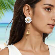 小雛菊設計不對稱耳環 - 白色 - 查看 2