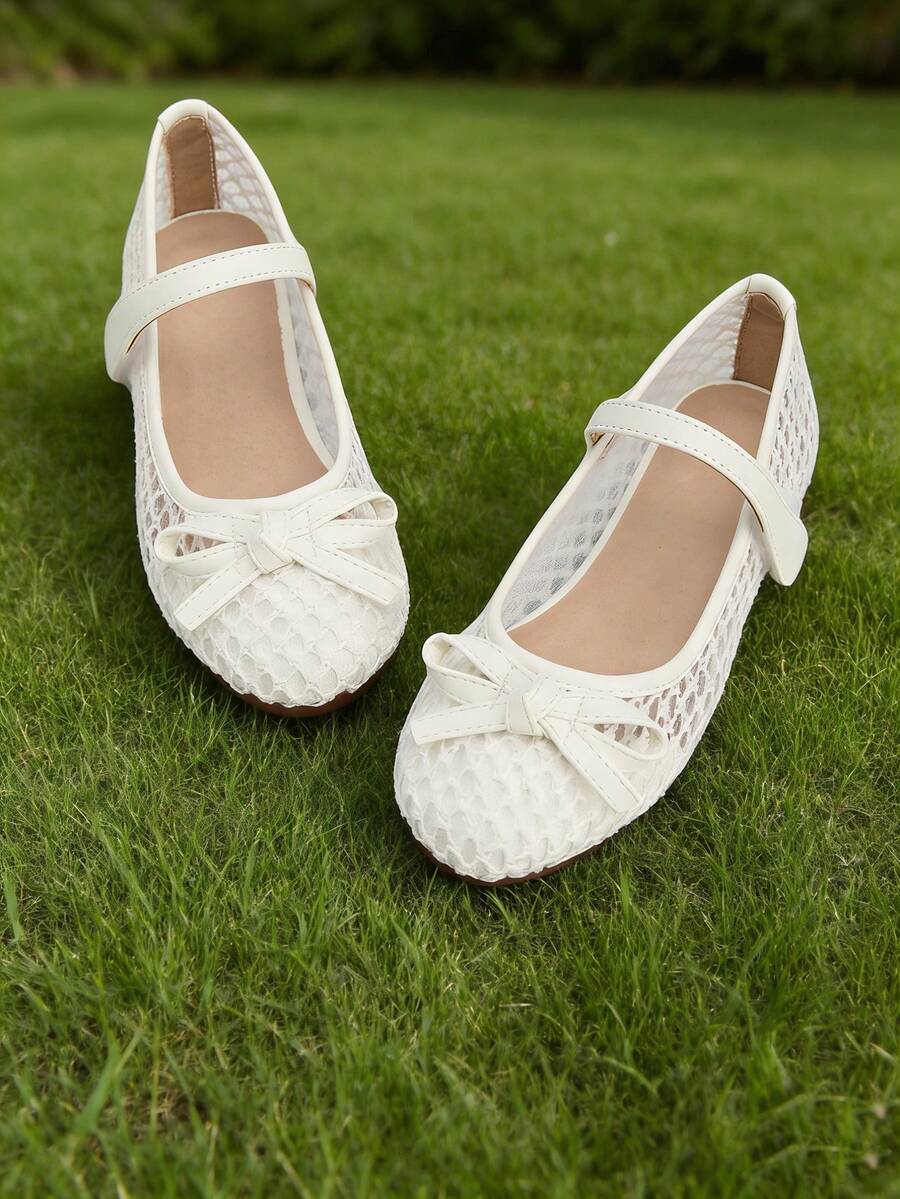 A Pair Of White Girls' Shoes With Bows - Zapatos Para Niña,Kids Shoes,Girls Shoes,Toddler Girl Shoes,Shoes,Shoes Kids Girls,Zapatos De Niña,Girl Shoes,Toddler Shoes,Shoes For Girls,Kids Shoes Girls,Zapatos De Niño,Toddler Shoes Girls,Kids,Girls Dress Shoes,Shoes For Kids Girl,Little Girl Shoes,Girl Shoes For Kids,Flats,Zapatos Para Niñas,Ballet,Ballet Shoes,Dance,Ballet Flats,Pointe Shoes Ballet,Ballerina Shoes,Little Girl Shoes,Mary Jane Shoes Girls,Ballerina Flat Shoes,Girls Mary Jane Shoes,Cheer Shoes,Point Shoes Ballet,Flower Girl Shoes For Toddler & Little Girls | Ideal For Christmas,Holiday Parties,New Year Celebrations,Weddings,Birthday Parties,Church Events,Outings,Family Gatherings,Special Occasions - 099-62 Trắng - Xem 1