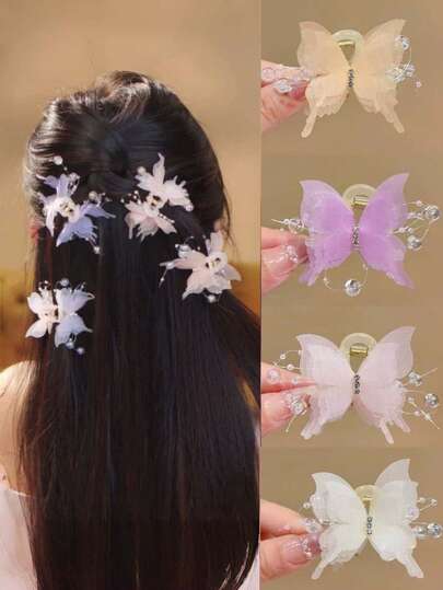 2个随机可爱魔法蝴蝶造型发夹，泡泡造型，适合拍照营造氛围。这些发夹末端蓬松，配有精致的配件，适合搭配使用。