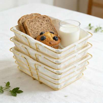 Gouden smeedijzeren broodmand, fruitmand, met goede ventilatie, eenvoudig en mooi, stevig en stabiel. Verkrijgbaar in ronde, vierkante en ovale vormen. Uitgeholde opbergmand voor op tafel, opbergmand voor thuis, decoratief item voor in huis. Kan gebruikt worden als bewaar- en presentatiemand voor fruit en desserts in de keuken en het huis.