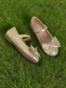 A Pair Of Gold Girls' Shoes With Bows - Zapatos Para Niña,Kids Shoes,Girls Shoes,Toddler Girl Shoes,Shoes,Shoes Kids Girls,Zapatos De Niña,Girl Shoes,Toddler Shoes,Shoes For Girls,Kids Shoes Girls,Zapatos De Niño,Toddler Shoes Girls,Kids,Girls Dress Shoes,Shoes For Kids Girl,Little Girl Shoes,Girl Shoes For Kids,Flats,Zapatos Para Niñas,Ballet,Ballet Shoes,Dance,Ballet Flats,Pointe Shoes Ballet,Ballerina Shoes,Little Girl Shoes,Mary Jane Shoes Girls,Ballerina Flat Shoes,Girls Mary Jane Shoes,Cheer Shoes,Point Shoes Ballet,Flower Girl Shoes  For Toddler & Little Girls | Ideal For Christmas,Holiday Parties,New Year Celebrations,Weddings,Birthday Parties,Church Events,Outings,Family Gatherings,Special Occasions - 金色 - 查看 4