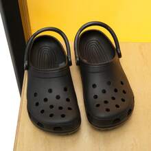 Crocs 男女通用经典木屐休闲拖鞋，透气镂空鞋，沙滩凉鞋 10001-001 - 黑色 - 查看 1