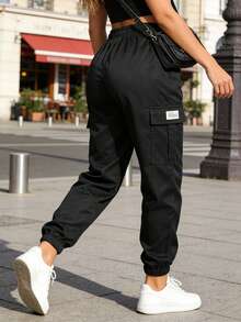 女士时尚实用多口袋工装裤，采用舒适弹力面料制成，适合日常穿着、工作、办公、旅行和户外活动。 - 黑色 - 查看 3