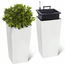 Juego de 2 maceteros altos de ratán de 57 cm. Macetas grandes para interior y exterior con drenaje, monitor de nivel de agua, forros y ruedas. Ideales para patio, porche, jardín y oficina en casa. Color blanco. - B - Ver 1