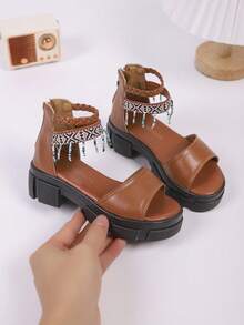 1 đôi sandal cao gót thời trang bằng da PU cho bé gái, kiểu dáng trơn màu, có tua rua, phù hợp với phong cách đường phố sành điệu của các bé gái, sandal cao gót thời trang. - màu nâu - Xem 5