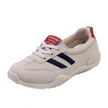 复古条纹设计,经典的白、红、灰双色拼接,轻松搭配日常穿搭。超轻舒适,柔软鞋面材质搭配轻盈鞋底,即使长时间穿着也不会感到疲劳。透气内衬,网眼内衬让双脚全天保持干爽舒适。防滑外底,低帮休闲款式,低帮设计完美贴合脚踝,方便穿脱,适合日常通勤和周末出行。 - 卡其 - 查看 16