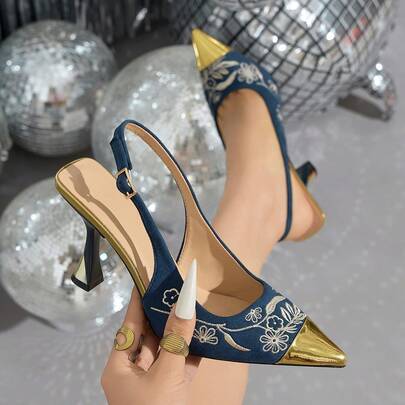 Talons hauts à bride arrière avec boucle, bout ouvert et broderie florale élégante pour femmes. Convient pour les vacances, les occasions décontractées, les fêtes et les cérémonies. Talons hauts dorés et bleus à motif de broderie florale et talon bottier, chaussures féminines gracieuses et polyvalentes