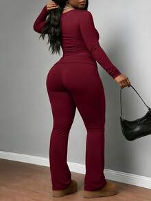 Valentine's Day, Casual Date Night Outfit, Gifts For Her Plus-Size Women's Sleek Two-Piece Set With Long Sleeve Crew Neck Crop Top And High-Waisted Flare Pants For Daily Wear - 酒紅色 - 查看 2