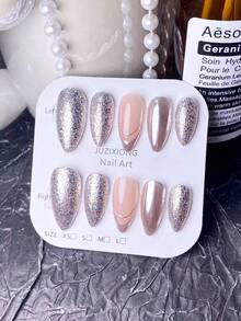 Bộ 10 móng giả ngắn thủ công, kiểu Pháp, hình hạnh nhân, màu nâu, vàng, bạc, được làm từ gel kéo tay với hiệu ứng kim loại, mang phong cách Pháp tinh tế nhưng sang trọng, là sự lựa chọn hàng đầu cho phái nữ và các bạn gái trong mùa thu. Bộ sản phẩm bao gồm dụng cụ chăm sóc móng. - Bạc - Xem 14