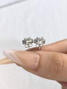 一对 0.5克拉 S925 纯银圆形镶嵌莫桑石耳钉，精致闪亮，女士珠宝礼物，精美婚礼新娘珠宝 - 圓包莫桑耳釘 - 查看 2