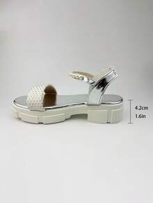 这款时尚的镶钻凉鞋，搭配珍珠腕带，更添几分轻盈飘逸之感；厚底设计巧妙拉长腿部线条。百搭、舒适、轻便。在泳池边的木质甲板上，这双鞋是夏日必备的甜心单品，闪耀的光泽让你在海滩或街头都成为众人瞩目的焦点。 - 銀色 - 查看 9