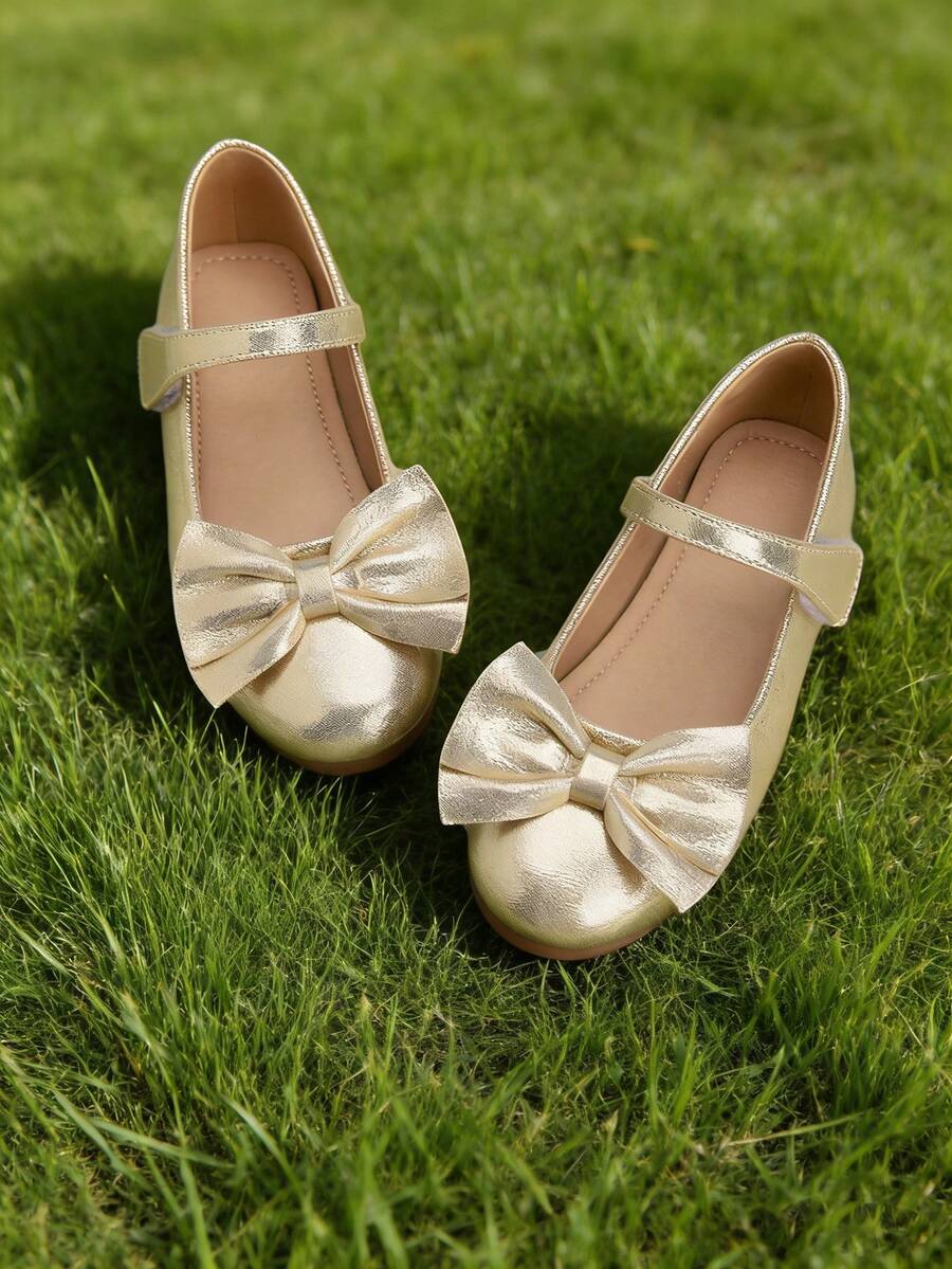 A Pair Of Gold Girls' Shoes With Bows - Zapatos Para Niña,Kids Shoes,Girls Shoes,Toddler Girl Shoes,Shoes,Shoes Kids Girls,Zapatos De Niña,Girl Shoes,Toddler Shoes,Shoes For Girls,Kids Shoes Girls,Zapatos De Niño,Toddler Shoes Girls,Kids,Girls Dress Shoes,Shoes For Kids Girl,Little Girl Shoes,Girl Shoes For Kids,Flats,Zapatos Para Niñas,Ballet,Ballet Shoes,Dance,Ballet Flats,Pointe Shoes Ballet,Ballerina Shoes,Little Girl Shoes,Mary Jane Shoes Girls,Ballerina Flat Shoes,Girls Mary Jane Shoes,Cheer Shoes,Point Shoes Ballet,Flower Girl Shoes  For Toddler & Little Girls | Ideal For Christmas,Holiday Parties,New Year Celebrations,Weddings,Birthday Parties,Church Events,Outings,Family Gatherings,Special Occasions - 金色 - 查看 1