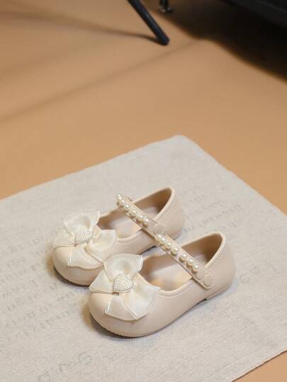 一双珍珠爱心平底鞋，男女童款，防滑简约时尚鞋，四季皆宜，是生日、派对、演出服的理想之选。