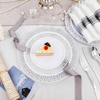 2 piezas Juego de vajilla con base blanca y diseño hueco plateado, incluye plato de postre de 7.5" / plato de cena de 10.25", bandeja de lujo con lámina plateada, adecuado para Navidad, boda, baby shower, cumpleaños, graduación y diversas ocasiones