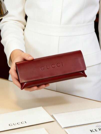 Gucci Hộp đựng kính mắt bằng da màu đỏ tía sang trọng, túi đựng kính mắt thiết kế cao cấp, hộp kính chống va đập, bao bảo vệ kính mắt thời trang tiện dụng khi đi du lịch, món quà Valentine/sinh nhật tinh tế, quà tặng sang trọng thiết thực cho bạn gái/bạn bè, phụ kiện thời trang khi đi làm và đi nghỉ mát.