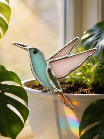 1件彩色蜂鸟花园装饰品，彩色玻璃蜂鸟插杆装饰，适用于窗台、花盆装饰、春夏家居美化、阳台/庭院景观、客厅窗台展示、家居装饰和摄影背景，也是日常和季节性场景的精美礼物和装饰品。
