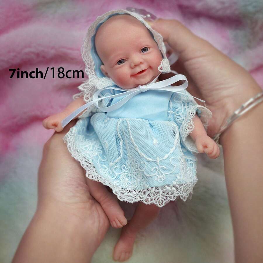 Mire&Mire 7英吋/18cm 真實感手工新生兒娃娃 全身柔軟實心矽膠 Reborn 娃娃 女孩款 藍色洋裝套裝 可愛手工 Reborn 娃娃 完美聖誕生日禮物(附隨機配件) - 藍色 - 查看 1
