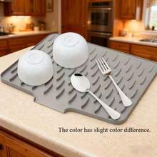 1 tấm lót thoát nước silicon chống trượt, bề mặt chịu nhiệt, hệ thống thoát nước tích hợp - Đa năng - Thích hợp cho mặt bàn, bồn rửa và tủ lạnh - Dễ dàng vệ sinh, bền chắc. - Tấm lót thoát nước - Xem 7