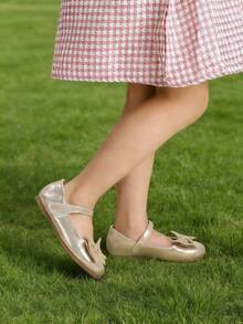 A Pair Of Gold Girls' Shoes With Bows - Zapatos Para Niña,Kids Shoes,Girls Shoes,Toddler Girl Shoes,Shoes,Shoes Kids Girls,Zapatos De Niña,Girl Shoes,Toddler Shoes,Shoes For Girls,Kids Shoes Girls,Zapatos De Niño,Toddler Shoes Girls,Kids,Girls Dress Shoes,Shoes For Kids Girl,Little Girl Shoes,Girl Shoes For Kids,Flats,Zapatos Para Niñas,Ballet,Ballet Shoes,Dance,Ballet Flats,Pointe Shoes Ballet,Ballerina Shoes,Little Girl Shoes,Mary Jane Shoes Girls,Ballerina Flat Shoes,Girls Mary Jane Shoes,Cheer Shoes,Point Shoes Ballet,Flower Girl Shoes  For Toddler & Little Girls | Ideal For Christmas,Holiday Parties,New Year Celebrations,Weddings,Birthday Parties,Church Events,Outings,Family Gatherings,Special Occasions - 金色 - 查看 5
