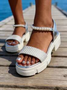 这款时尚的镶钻凉鞋，搭配珍珠腕带，更添几分轻盈飘逸之感；厚底设计巧妙拉长腿部线条。百搭、舒适、轻便。在泳池边的木质甲板上，这双鞋是夏日必备的甜心单品，闪耀的光泽让你在海滩或街头都成为众人瞩目的焦点。 - 銀色 - 查看 1