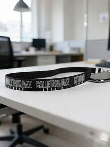 Lanière personnalisée avec logo, photo ou texte, avec clip pour badge et boucle de sécurité. Personnalisable avec le logo, la photo ou le nom de votre entreprise. Idéale pour le bureau, les événements professionnels, les activités d'entreprise, le team building, les salons, les conférences, le personnel scolaire et un usage quotidien. Disponible en plusieurs couleurs. Porte-badge/carte d'accès. - Multicolore - Voir 2
