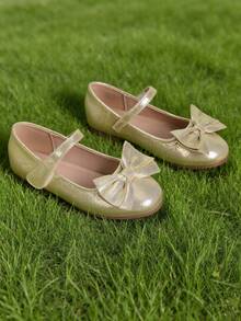 A Pair Of Gold Girls' Shoes With Bows - Zapatos Para Niña,Kids Shoes,Girls Shoes,Toddler Girl Shoes,Shoes,Shoes Kids Girls,Zapatos De Niña,Girl Shoes,Toddler Shoes,Shoes For Girls,Kids Shoes Girls,Zapatos De Niño,Toddler Shoes Girls,Kids,Girls Dress Shoes,Shoes For Kids Girl,Little Girl Shoes,Girl Shoes For Kids,Flats,Zapatos Para Niñas,Ballet,Ballet Shoes,Dance,Ballet Flats,Pointe Shoes Ballet,Ballerina Shoes,Little Girl Shoes,Mary Jane Shoes Girls,Ballerina Flat Shoes,Girls Mary Jane Shoes,Cheer Shoes,Point Shoes Ballet,Flower Girl Shoes  For Toddler & Little Girls | Ideal For Christmas,Holiday Parties,New Year Celebrations,Weddings,Birthday Parties,Church Events,Outings,Family Gatherings,Special Occasions - 金色 - 查看 3