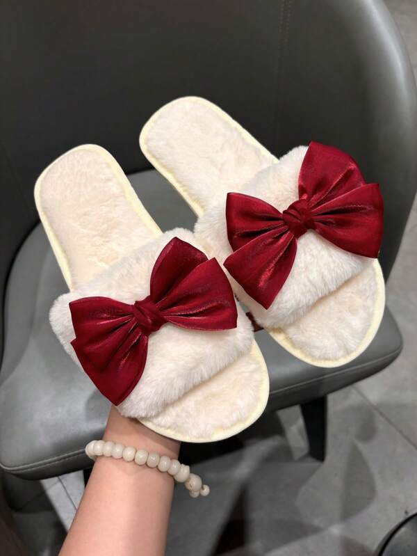 Pantoufles plates en peluche élégantes de couleur vin avec nœud et perles pour femmes, chaussons confortables pour la Saint-Valentin, les mariages et les occasions festives. Chaussures rouges à offrir en cadeau.
