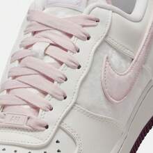 Nike 女款 WMNS AIR FORCE 1 '07 休闲运动鞋，低帮 IQ4937-161 - 白色 - 查看 7