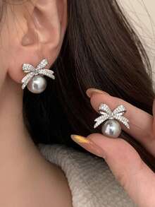 1 Đôi bông tai hình bướm tối giản đính ngọc trai giả, thiết kế độc đáo, ngọt ngào, phù hợp cho các cô gái tuổi teen. - Bạc - Xem 2
