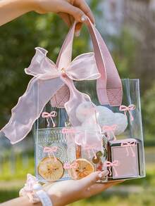 迷你粉色蝴蝶结透明PVC手提袋（不含丝带或蝴蝶结），适用于节日、婚礼、糖果袋、母亲节、旅行购物等场合，也适合音乐会、体育赛事、节日庆典、海滩度假、派对礼品袋、结婚礼物、母亲节礼物、旅行、购物等。白色；生日礼物、牛皮纸袋、一周岁生日、圣诞节、圣诞礼物、圣诞礼品袋、大号圣诞礼盒、粉色圣诞包装纸、小号礼盒。 - 彩色 - 查看 1