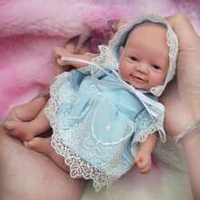 Mire&Mire 7英吋/18cm 真實感手工新生兒娃娃 全身柔軟實心矽膠 Reborn 娃娃 女孩款 藍色洋裝套裝 可愛手工 Reborn 娃娃 完美聖誕生日禮物（附隨機配件） - 藍色 - 查看 4