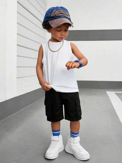 男童复古街头风黑色工装牛仔短裤，经典多口袋设计，时尚百搭，宽松版型，可调节松紧腰带，休闲无弹力实用短裤