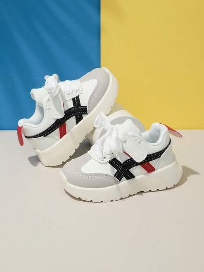 一双春秋新款儿童运动鞋，采用魔术贴搭扣+宽鞋带设计，方便穿脱，可调节松紧，适合不同脚型。鞋头加固，防滑鞋底提供稳定支撑。经典配色，百搭各种童装，条纹点缀更添时尚感。轻盈设计，让孩子行走舒适自信。